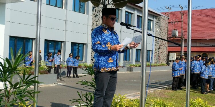 Sekda Bartim, Misnohartaku, memimpin Apel Kesadaran Nasional di Halaman Kantor Bupati Bartim, Jumat (17/7/2026).
