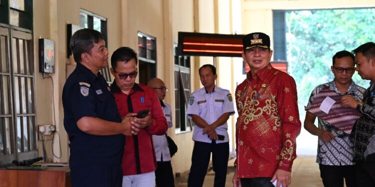meninjau bangunan yang akan dijadikan kantor BNNK di Kompleks Terminal, Kelurahan Taniran, Kamis (9/7/2026).