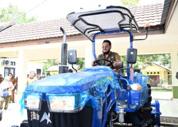 Wabup Bartim, Adi Mula Nakalelu, uji coba alsintan sebelum diserahkan ke petani. (Ist)