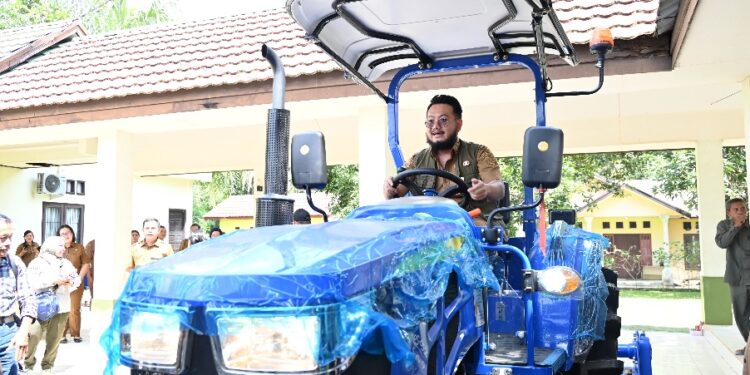 Wabup Bartim, Adi Mula Nakalelu, uji coba alsintan sebelum diserahkan ke petani. (Ist)