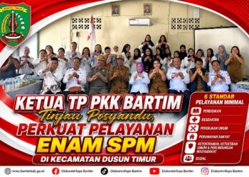 Kepala Dinkes Bartim, dr. Jimmi WS Hutagalung (tiga dari kiri) mendampingi Ketua TP PKK Bartim Ny. Misnawati, meninjau pelayanan posyandu.
