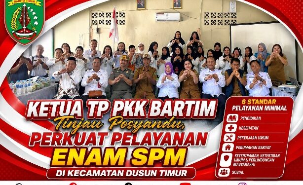 Kepala Dinkes Bartim, dr. Jimmi WS Hutagalung (tiga dari kiri) mendampingi Ketua TP PKK Bartim Ny. Misnawati, meninjau pelayanan posyandu.