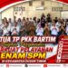 Kepala Dinkes Bartim, dr. Jimmi WS Hutagalung (tiga dari kiri) mendampingi Ketua TP PKK Bartim Ny. Misnawati, meninjau pelayanan posyandu.