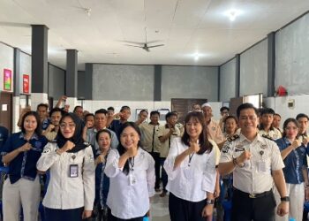 Penyuluh dari Dinkes Barito Timur, berpose dengan warga binaan usai memberikan edukasi Hantavirus dan PHBS.
