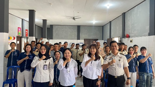 Penyuluh dari Dinkes Barito Timur, berpose dengan warga binaan usai memberikan edukasi Hantavirus dan PHBS.