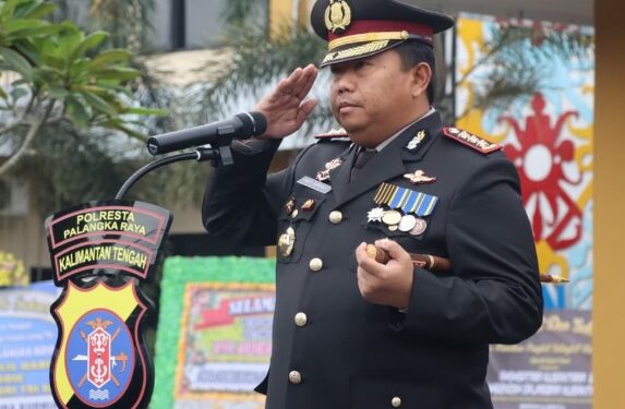 Kapolresta Palangka Raya Kombes Pol Dedy Supriadi, memimpin Upacara Hari Bhayangkara ke-80 Tahun 2026 di halaman Mapolresta Palangka Raya, Rabu (1/7/2026).