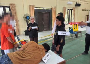 Pelaku dan anggota Polres Gunung Mas sedang melakukan adegan atau rekontruksi pembunuhan di TKP, Senin (29/6/2026). (Ist humas)