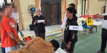 Pelaku dan anggota Polres Gunung Mas sedang melakukan adegan atau rekontruksi pembunuhan di TKP, Senin (29/6/2026). (Ist humas)