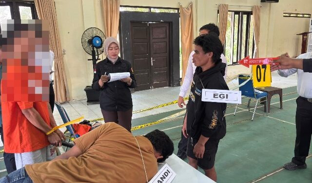 Pelaku dan anggota Polres Gunung Mas sedang melakukan adegan atau rekontruksi pembunuhan di TKP, Senin (29/6/2026). (Ist humas)