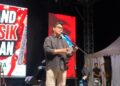 Bupati Barito Utara, H. Shalahuddin, menyampaika. sambutan dalam malam pembukaan parade Band Rock Classic, Selasa (1/7/2026) malam.
