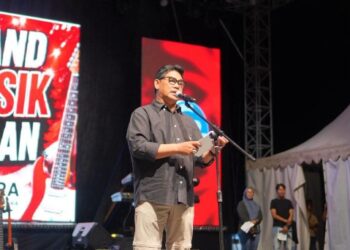 Bupati Barito Utara, H. Shalahuddin, menyampaika. sambutan dalam malam pembukaan parade Band Rock Classic, Selasa (1/7/2026) malam.