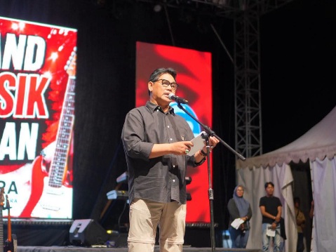 Bupati Barito Utara, H. Shalahuddin, menyampaika. sambutan dalam malam pembukaan parade Band Rock Classic, Selasa (1/7/2026) malam.