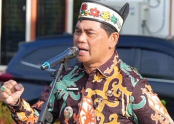 Bupati Barito Utara, H.Shalahuddin, memimpin apel pagi di lingkungan Badan Perencanaan Pembangunan, Riset dan Inovasi Daerah (Bapperida) Kabupaten Barito Utara, Kamis (2/7/2026).