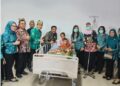 Wabup Barito Utara, Felix Sonadie Y.Tingan, beserta jajaran PKK dan GOW Barito Utara, menjenguk bayi terindikasi stunting, Kamis (2/7/2026).