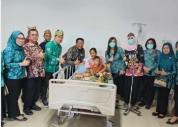 Wabup Barito Utara, Felix Sonadie Y.Tingan, beserta jajaran PKK dan GOW Barito Utara, menjenguk bayi terindikasi stunting, Kamis (2/7/2026).