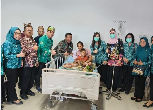 Wabup Barito Utara, Felix Sonadie Y.Tingan, beserta jajaran PKK dan GOW Barito Utara, menjenguk bayi terindikasi stunting, Kamis (2/7/2026).