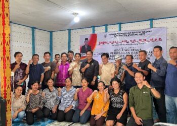 Ketua Komisi II DPRD Kabupaten Murung Raya, Bebie, bersama konstituen dalam reses di Kecamatan Tanah Siang.