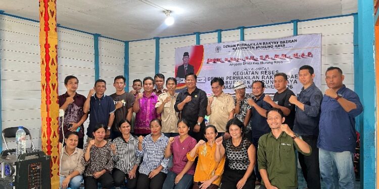 Ketua Komisi II DPRD Kabupaten Murung Raya, Bebie, bersama konstituen dalam reses di Kecamatan Tanah Siang.