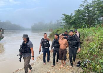 Saldy Alias Ateng yang digiring aparat gabungan.