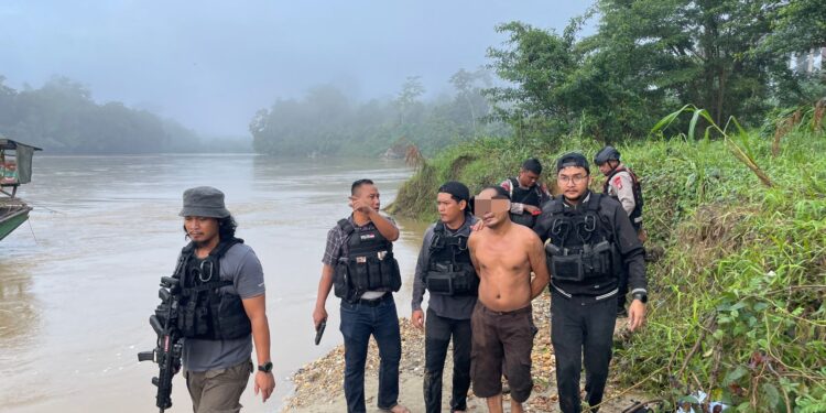 Saldy Alias Ateng yang digiring aparat gabungan.