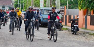 Bupati Barito Utara, H. Shalahuddin, bersepeda meninjau progres pembangunan infrastruktur, Jumat (3/7/2026).