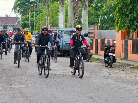 Bupati Barito Utara, H. Shalahuddin, bersepeda meninjau progres pembangunan infrastruktur, Jumat (3/7/2026).
