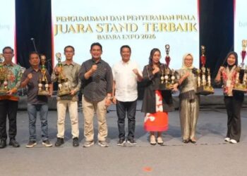 Ketua Dekranasda sekaligus Ketua TP PKK Kabupaten Barito Utara, Hj Maya Savitri, menerima penghargaan dari Bupati H. Shalahuddin, dalam malam penutupan BATARA Expo 2026, Kamis (2/7/2026).