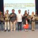 Ketua Dekranasda sekaligus Ketua TP PKK Kabupaten Barito Utara, Hj Maya Savitri, menerima penghargaan dari Bupati H. Shalahuddin, dalam malam penutupan BATARA Expo 2026, Kamis (2/7/2026).