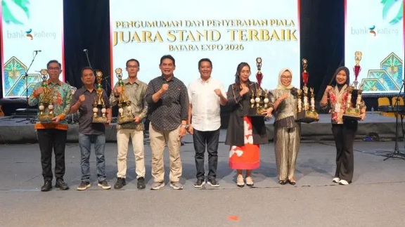 Ketua Dekranasda sekaligus Ketua TP PKK Kabupaten Barito Utara, Hj Maya Savitri, menerima penghargaan dari Bupati H. Shalahuddin, dalam malam penutupan BATARA Expo 2026, Kamis (2/7/2026).