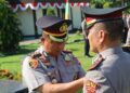 Kapolres Bartim AKBP Eddy Santoso, menyematkan tanda kepangkatan pejabat yang berganti dalam prosesi sertijab, Senin (6/7/2026).