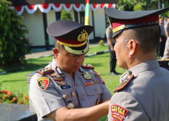 Kapolres Bartim AKBP Eddy Santoso, menyematkan tanda kepangkatan pejabat yang berganti dalam prosesi sertijab, Senin (6/7/2026).