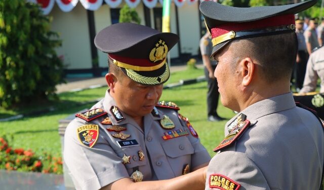 Kapolres Bartim AKBP Eddy Santoso, menyematkan tanda kepangkatan pejabat yang berganti dalam prosesi sertijab, Senin (6/7/2026).