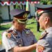 Kapolres Bartim AKBP Eddy Santoso, menyematkan tanda kepangkatan pejabat yang berganti dalam prosesi sertijab, Senin (6/7/2026).