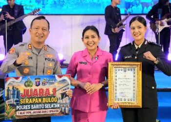 Kapolres Barsel Kapolres Barito Selatan AKBP Jecson R. Hutapea, S.I.K., M.H., didampingi isteri saat menerima penghargaan Juara 1 Lomba Serapan Bulog pada Ketahanan Pangan pada kegiatan Syukuran Hari Bhayangkara Ke-80 di Mapolda Kalimantan Tengah, belum lama ini. (Ist)