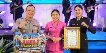 Kapolres Barsel Kapolres Barito Selatan AKBP Jecson R. Hutapea, S.I.K., M.H., didampingi isteri saat menerima penghargaan Juara 1 Lomba Serapan Bulog pada Ketahanan Pangan pada kegiatan Syukuran Hari Bhayangkara Ke-80 di Mapolda Kalimantan Tengah, belum lama ini. (Ist)