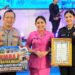 Kapolres Barsel Kapolres Barito Selatan AKBP Jecson R. Hutapea, S.I.K., M.H., didampingi isteri saat menerima penghargaan Juara 1 Lomba Serapan Bulog pada Ketahanan Pangan pada kegiatan Syukuran Hari Bhayangkara Ke-80 di Mapolda Kalimantan Tengah, belum lama ini. (Ist)