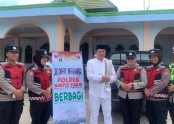 Bupati Bartim, M. Yamin, usai Salat Jumat di Masjid Ar Rahman bersama Polwan Polres Bartim, Jumat (10/7/2026). (Ist)