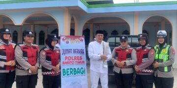 Bupati Bartim, M. Yamin, usai Salat Jumat di Masjid Ar Rahman bersama Polwan Polres Bartim, Jumat (10/7/2026). (Ist)