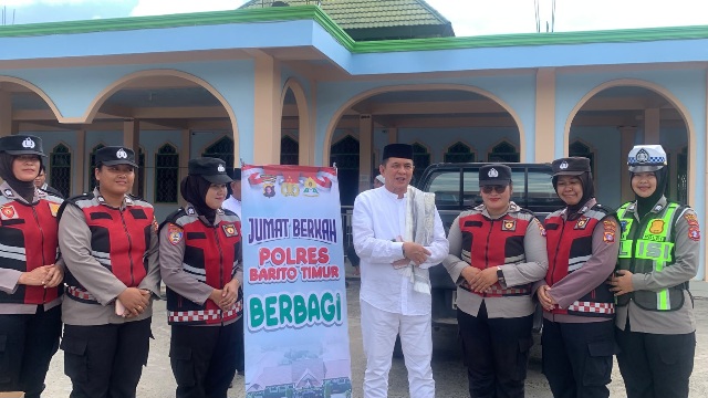 Bupati Bartim, M. Yamin, usai Salat Jumat di Masjid Ar Rahman bersama Polwan Polres Bartim, Jumat (10/7/2026). (Ist)
