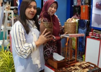Ketua TP PKK Kabupaten Barito Utara, Hj. Maya Savitri Shalahuddin, mengikuti Pameran Kriya dan Wastra Nasional di Makassar. (Ist)