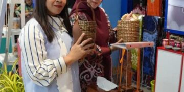 Ketua TP PKK Kabupaten Barito Utara, Hj. Maya Savitri Shalahuddin, mengikuti Pameran Kriya dan Wastra Nasional di Makassar. (Ist)
