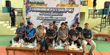 Ketua DPRD Murung Raya, H. Rumiadi (tiga dari kanan), menghadiri Turnamen Futsal PWI se-DAS Barito, Minggu (12/7/2026).