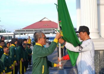 Bupati Barito Utara, H. Shalahuddin, melepas kontingen O2SN, Minggu (12/7/2026).