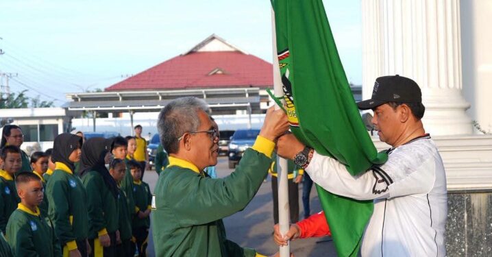 Bupati Barito Utara, H. Shalahuddin, melepas kontingen O2SN, Minggu (12/7/2026).