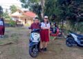 Anggota DPRD Kalimantan Tengah, Ampera AY Mebas, ketika mengantar putrinya hari pertama masuk sekolah, Senin (13/7/2026).