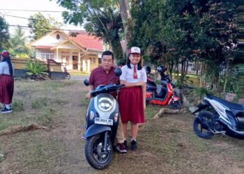 Anggota DPRD Kalimantan Tengah, Ampera AY Mebas, ketika mengantar putrinya hari pertama masuk sekolah, Senin (13/7/2026).