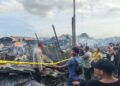Petugas ketika memasang garis polisi pascakebakaran, Minggu (12/7/2026). (Ist)