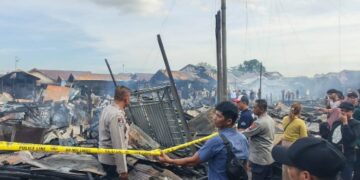 Petugas ketika memasang garis polisi pascakebakaran, Minggu (12/7/2026). (Ist)