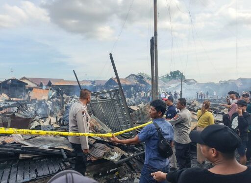 Petugas ketika memasang garis polisi pascakebakaran, Minggu (12/7/2026). (Ist)