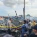 Petugas ketika memasang garis polisi pascakebakaran, Minggu (12/7/2026). (Ist)